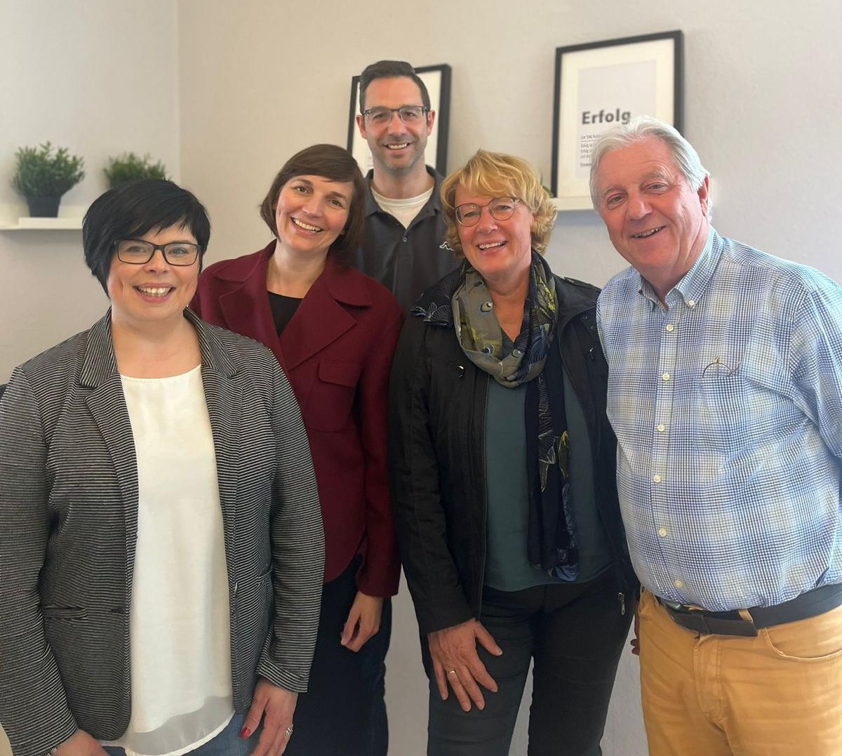 Zeigen sich sehr erfreut ber die neuen Rumlichkeiten, v.l. Anja Grages (Vorsitzende), Mareike Lotte Wulf MdB, Stephan Pechmann (stellv. Vorsitzender), Barbara Otte-Kinast MdL, Klaus-Henning Demuth (Fraktionsvorsitzender)